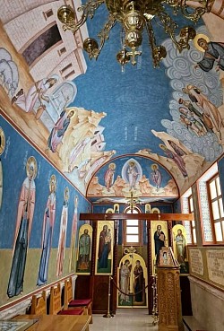 фрескопис господа исуса христа сведржитеља у централној куполи храма на златибору