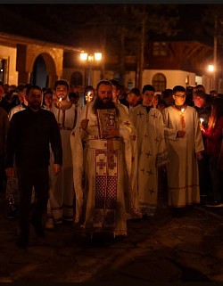 свештеник миодраг тодоровић предводи чин молебна у храму