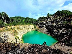 Бели кречњачки врхови који оштро избијају из зелених планинских ливада  Густа четинарска шума са високим стаблима смрче и бора која покрива планинске падине  Поглед на планински венац Чиготе док се облаци ниско спуштају преко његових врхова  Кристално чиста вода планинског језера у којој се огледају витки борови на обали  Снопови сунчеве светлости који се пробијају кроз крошње борова на Торнику  Стада оваца раштркана по широким златним ливадама у подножју планине