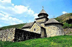 Јутарња измаглица која се полако подиже са пашњака откривајући планинске врхове  Оштри планински гребени прекривени дубоким снегом и ледом током зимских месеци  Узани каменити путељци који воде ка скривеним златиборским видиковцима  Шумски извор који извире испод корена старог бора окружен хладном маховином  Призор нетакнуте дивљине где се само чује звук ветра и птица грабљивица  Гране борова оптерећене ињем које светлуцају на јаком планинском сунцу