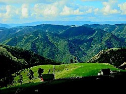 Одсјај месечине на залеђеним падинама које изгледају као изливено сребро  Старе бразде од плуга на напуштеним њивама које је природа поново присвојила  Група борова на пропланку који изгледају као природне страже изнад провалије  Жути лишајеви који потпуно прекривају јужну страну каменог гребена  Пара која се диже са планинског пута док се сунце појављује након кише  Непрекидни низ брежуљака који нестају у далекој измаглици према Босни  -  Тамне рупе пећина у кречњачким одсецима до којих људска нога ретко долази  Мрежа сувих гранчица и иглица на површини шумског језерца  Дивље пчеле које зује око планинског вријеска на врелом сунцу  Сенка орла која брзо прелеће преко златног тепиха златиборске траве  Наслаге прхког снега на дрвеним лествицама наслоњеним на стару колибу  Оштар мирис озона и четинара након проласка олујног облака