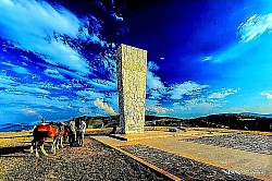 Сенка орла која брзо прелеће преко златног тепиха златиборске траве  Наслаге прхког снега на дрвеним лествицама наслоњеним на стару колибу  Оштар мирис озона и четинара након проласка олујног облака  Врхови борова који ритмично ударају један о други под налетима ветра  Планинска пољана прекривена ињем које изгледа као хиљаде ситних дијаманата  Бескрајни плави хоризонт изнад заобљених падина без иједног стабла  -  Пукотине у исушеној планинској земљи из којих избијају чврсти busenovi траве  Светлозелени лишајеви који попут патине прекривају старе дрвене ограде пашњака  Дубоки трагови тракторских гума испуњени кишницом на сеоском путу кроз шуму  Крошње борова потпуно прекривене ињем које подсећају на беле кристалне лустере  Усамљени камени стећак обрастао маховином на ивици планинског гребена  Пара која избија из ноздрва стоке на испаши у хладно златиборско јутро  Црвени плодови глога који праве јак контраст на сивој позадини јесењег неба