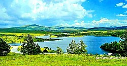 Крошње борова потпуно прекривене ињем које подсећају на беле кристалне лустере  Усамљени камени стећак обрастао маховином на ивици планинског гребена  Пара која избија из ноздрва стоке на испаши у хладно златиборско јутро  Црвени плодови глога који праве јак контраст на сивој позадини јесењег неба  Оштра силуета планине Чиготе под пуним месецом без иједног облака  Пут кроз шуму прекривен дебелим слојем сувих борових иглица које пригушују звук корака  Насипи од дробљеног камена поред планинске оазе  -  Насипи од дробљеног камена поред планинске реке која у пролеће нагло набуја  Поглед на долину испуњену густом млечном маглом из које извиру само врхови четинара  Суви цветови ливадског биља који трепере на оштром златиборском ваздуху  Вертикалне литице прекривене ниским жбуњем и ретким закржљалим бором  Талас камене прашине који се диже са пута након проласка сеоског камиона  Мирис свеже покошене планинске траве која се суши на јаком поподневном сунцу  Сенке ниских облака које се брзо крећу преко златних брежуљака  Мирна површина Рибничког језера окружена тамним појасом густе шуме