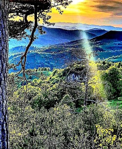 Кристално јасно плаво небо изнад врха Торника без трага смога или прашине  Златне нити сунца које се пробијају кроз празнине у старом дрвеном сенику  Мрежа планинских потока која се пресијава попут сребрних вена на падини  Залеђени врхови високе траве који пуцају под тежином првог снега  Стари пластови сена заштићени најлоном на удаљеном и пустом пропланку  Тишина у кањону коју повремено прекида само одрон ситног камена у даљини  - Огромна камена гомила на самом врху брда која служи као оријентир планинарима  Усковитлани прах снега који ветар подиже са залеђених златиборских пашњака  Стабло старог бора са огољеним корењем које се грчевито држи за камениту падину  Светло сива кора букове шуме која светлуца на месечини попут метала  Усамљена планинска стаза прекривена ситним шљунком која води у непознато  Црвени хоризонт изнад тамних планинских контура у неколико минута пре потпуног мрака