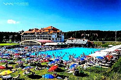 Златне нити планинске траве заробљене у прозирном леду након ледене кише  Узани усеци у камену које је вековима дубила хладна планинска вода  Тамна земља провирена испод снежног покривача на местима где је ветар најјачи  Група борова на ивици провалије нагнутих под углом који пркоси логици  Мрежа ситних пукотина на кори стогодишње смрче испуњена стврднутом смолом  Бела камена стаза која се губи у тамнозеленом тунелу густе четинарске шуме  -  Планински врх без дрвећа на коме само небо додирује оштру и суву траву  Снопови влажне папрати која се повија над малим планинским потоком  Мирис запаљене боровине који се шири из удаљеног засеока кроз хладан ваздух  Сребрне љуске лишајева на грани коју је гром одавно осушио  Поглед на пашњаке који у даљини изгледају као нагужвана зелена свила  Сиви соко који непомично лебди на ветру изнад кањона реке Увац