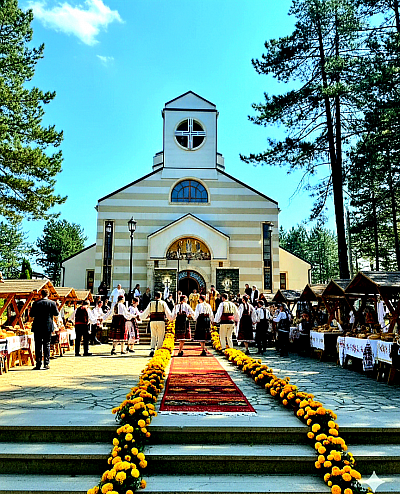 Храм Преображења Господњег Златибор  -  Златибор је једна од најлепших и најпосећенијих планина Србије, позната по својим пространим пашњацима, лековитом ваздуху и специфичној ружи ветрова која је чини природним лечилиштем. Своје име дугује реткој врсти златног бора, али његово право богатство чине људи, традиција и предели који одишу гостопримством. Од урбаног туристичког центра до забачених планинских заселака, Златибор вековима представља спој нетакнуте природе и културне баштине која фасцинира посетиоце из целог света.