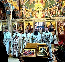 Света Литургија - свештеници износе Дарове Предложења - Српска православна Црква Преображења Господњег Златибор