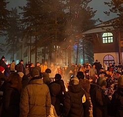 паљење бадњака испред златиборске цркве